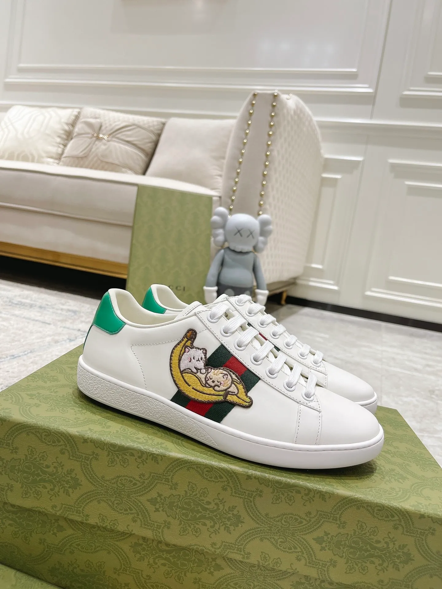 👟👟Ex-factory price 440👟👟 Women's shoe factory GUCCi's latest anti-counterfeiting line classic sports lace-up white shoes for couples ☝︎57 layouts of the whole series are shipped with high quality★ Color matching is being updated continuously... 🔥Look for our upgraded version quality, original mold opening ✔️Original last shape ✔ Everything is authentic from the inside out🥊 🍬Material: 🔸The upper is made of Italian cowhide imported from the original factory. The comfort and softness are higher than ordinary cowhide from domestic factories. ➕Full cowhide lining and foot pads. The lining adopts the same lasting method as the original. The midsole is also printed with double G and the insole is also original molded. 3D craftsmanship❗️Different from ordinary products in the market❗️➕The outsole adopts the original high-density one-to-one sole➕⚠️The snakeskin tail is consistent with the authentic color, and the real snakeskin is a small piece➕🗯The embroidered patches are also authentic. After disassembly, each color comparison is accurate before shipment‼ ️ Shoe size: Female 35-40 Male 39-44